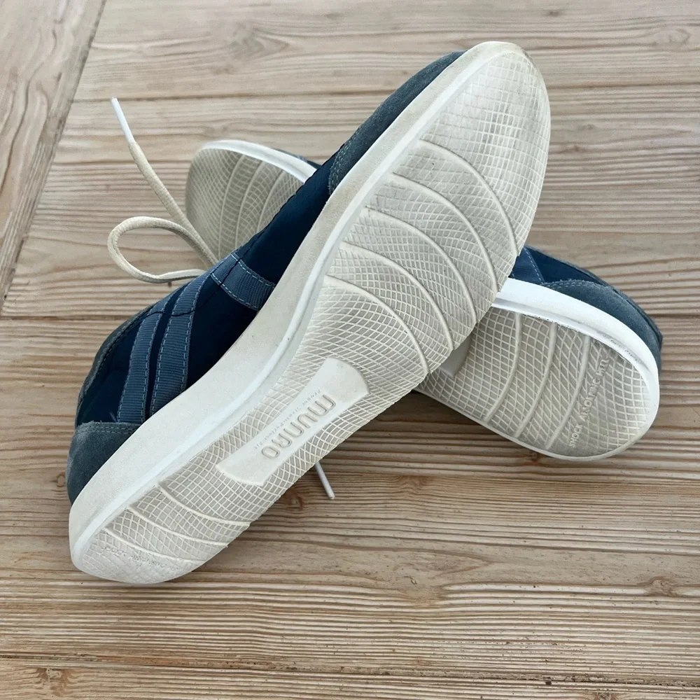 Munro Sneakers Women’s 9 Blue Suede Nylon Lace up Comfort